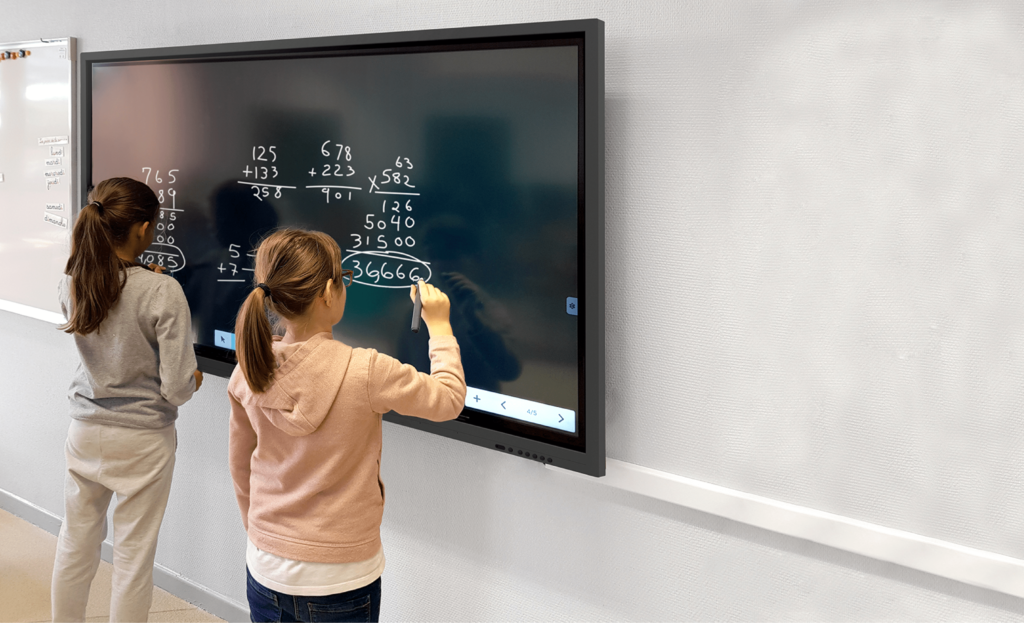 Écrans interactifs en milieu éducatif. Exemple avec des élèves utilisant le tableau pour faire des calcules