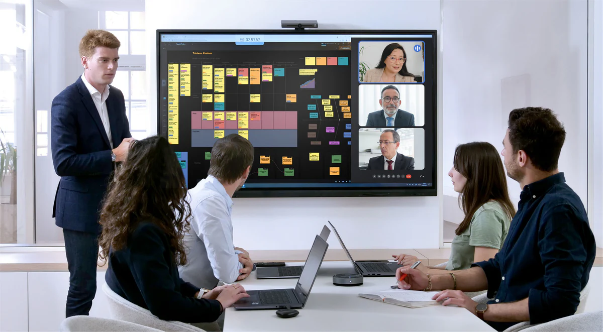 Écrans interactifs pour les entreprises. Exemple avec une réunion d'équipe (brainstorming)
