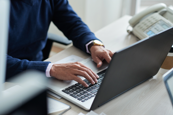 Un salarié qui utilise un ordinateur professionnel